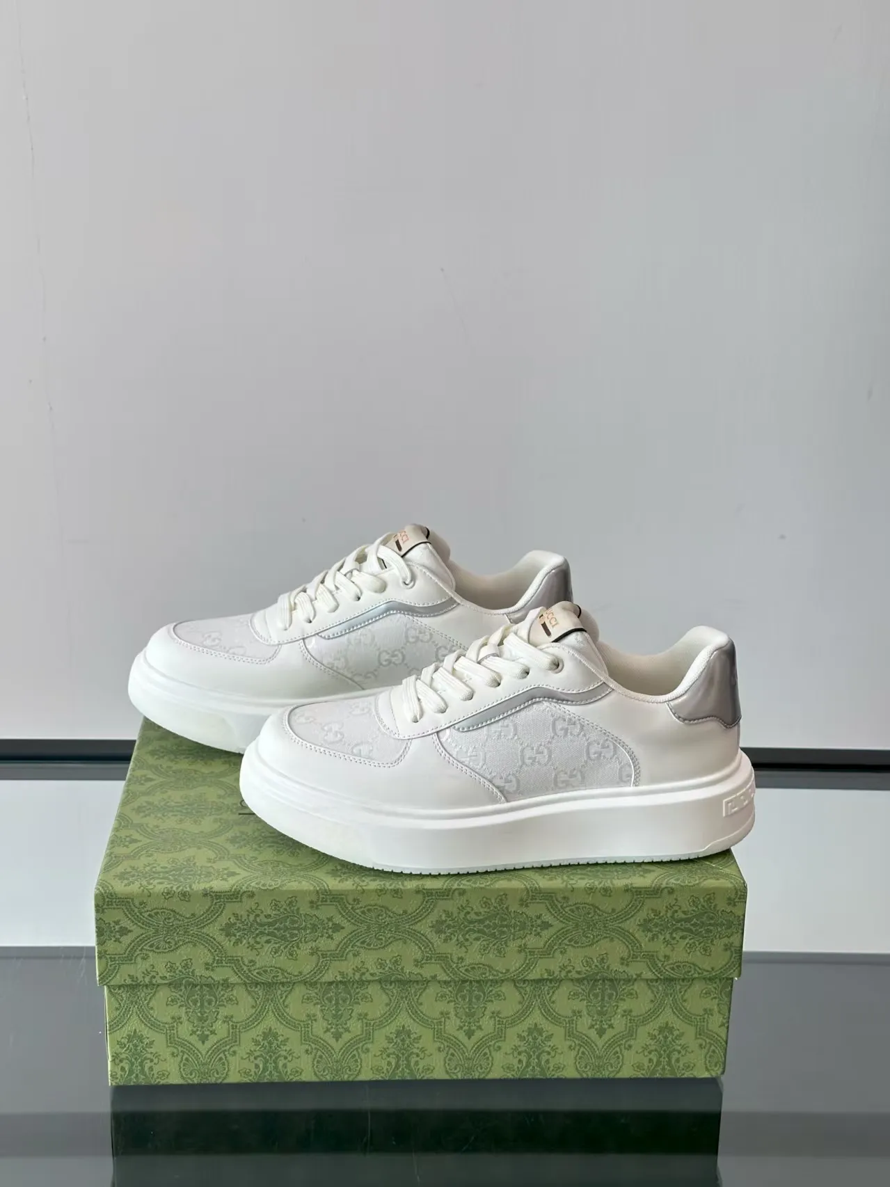 Factory price: 480💰New men's shoes GUCCI [Lightning] latest shoes shipped. Original quality, fashionable, special materials, sheepskin lining, new packaging. The foot feels super comfortable and the workmanship is impeccable. Size: 38-44, customized 45
